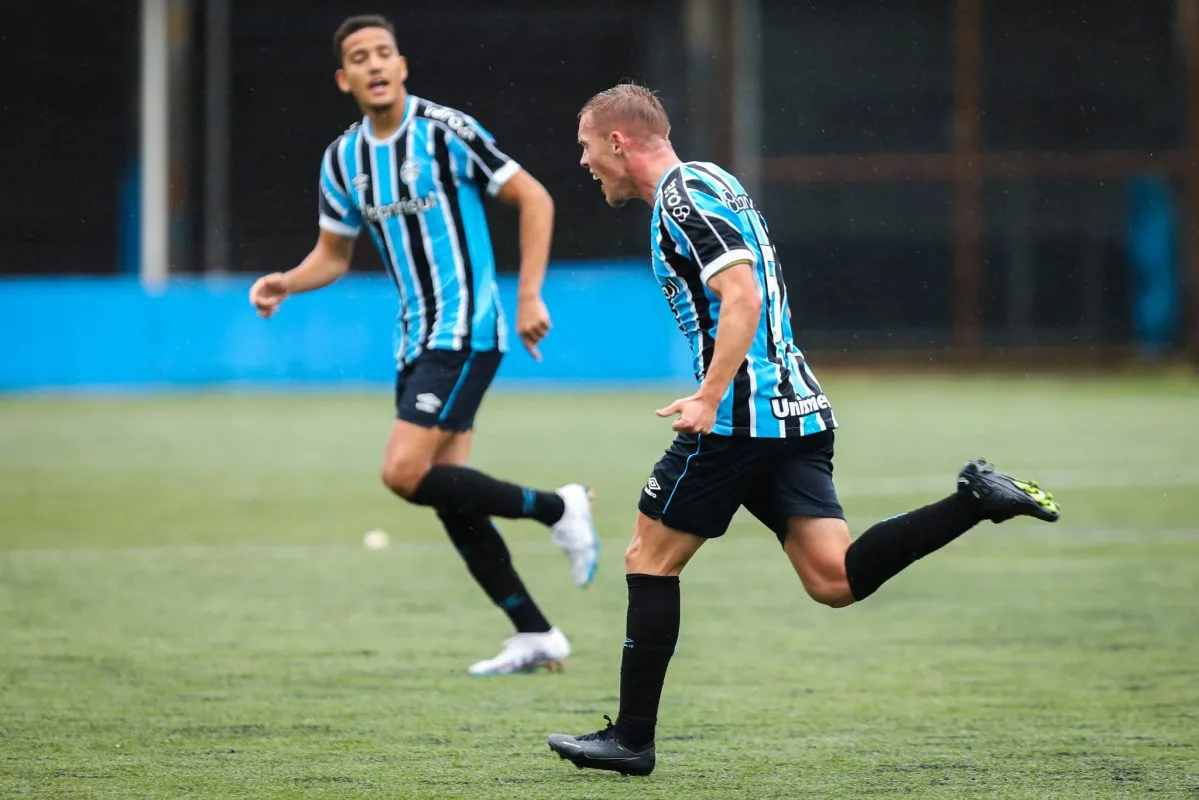 Mila faz golaço pelo time sub-20 do Grêmio, mas sai com suspeita de grave lesão; assista Mila fez gol pelo Grêmio sub-20