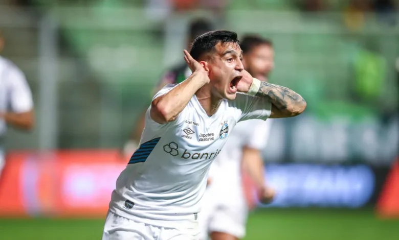 A explicação oficial do Grêmio para a ausência de Cristaldo e o jogador que pode reaparecer no time Cristaldo pelo Grêmio de Renato