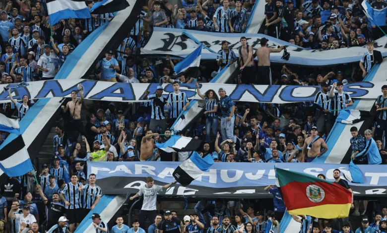 Grêmio x Santos: mesmo com apelos de Mano Menezes e Felipão, expectativa de público é baixa Torcedores gremistas durante partida entre Grêmio x Flamengo, válida pela 29ª rodada do Brasileirão série A 2023.