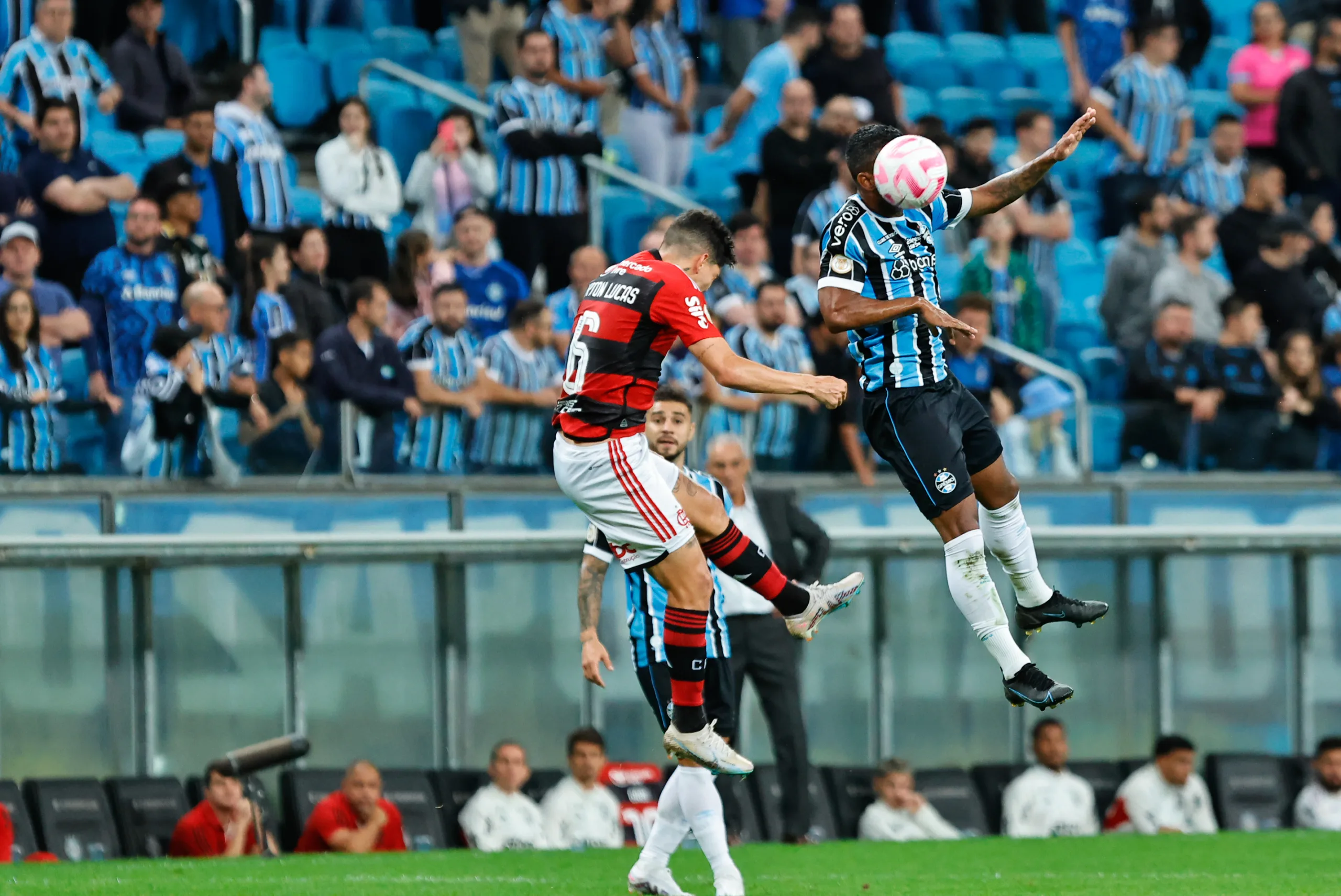 De olho na sequência, Grêmio tem quatro titulares pendurados no duelo contra o Bahia Grêmio
