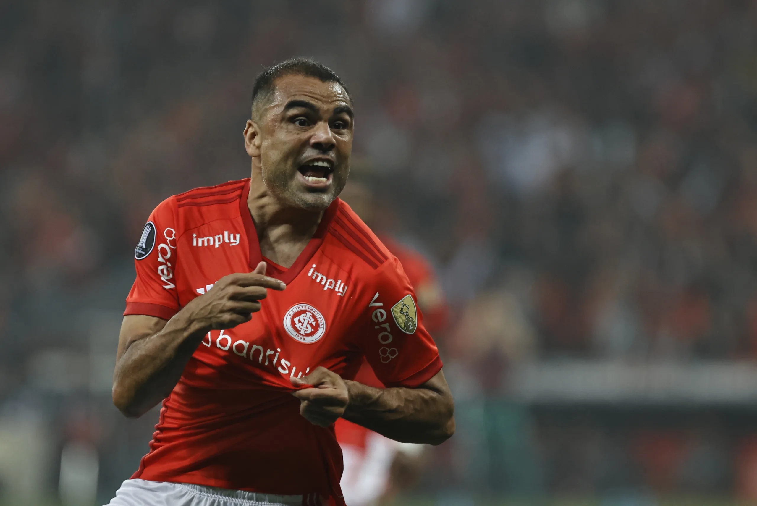 Zagueiro do Inter entrega doações e pede ajuda de mais jogadores: "Não podemos ficar isentos" Gabriel Mercado - Inter