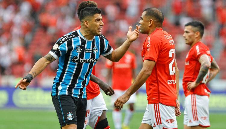 Suárez pelo Grêmio no Gre-Nal