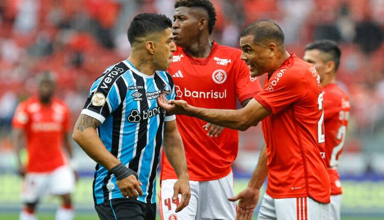 Suárez pelo Grêmio contra o Inter no Gre-Nal