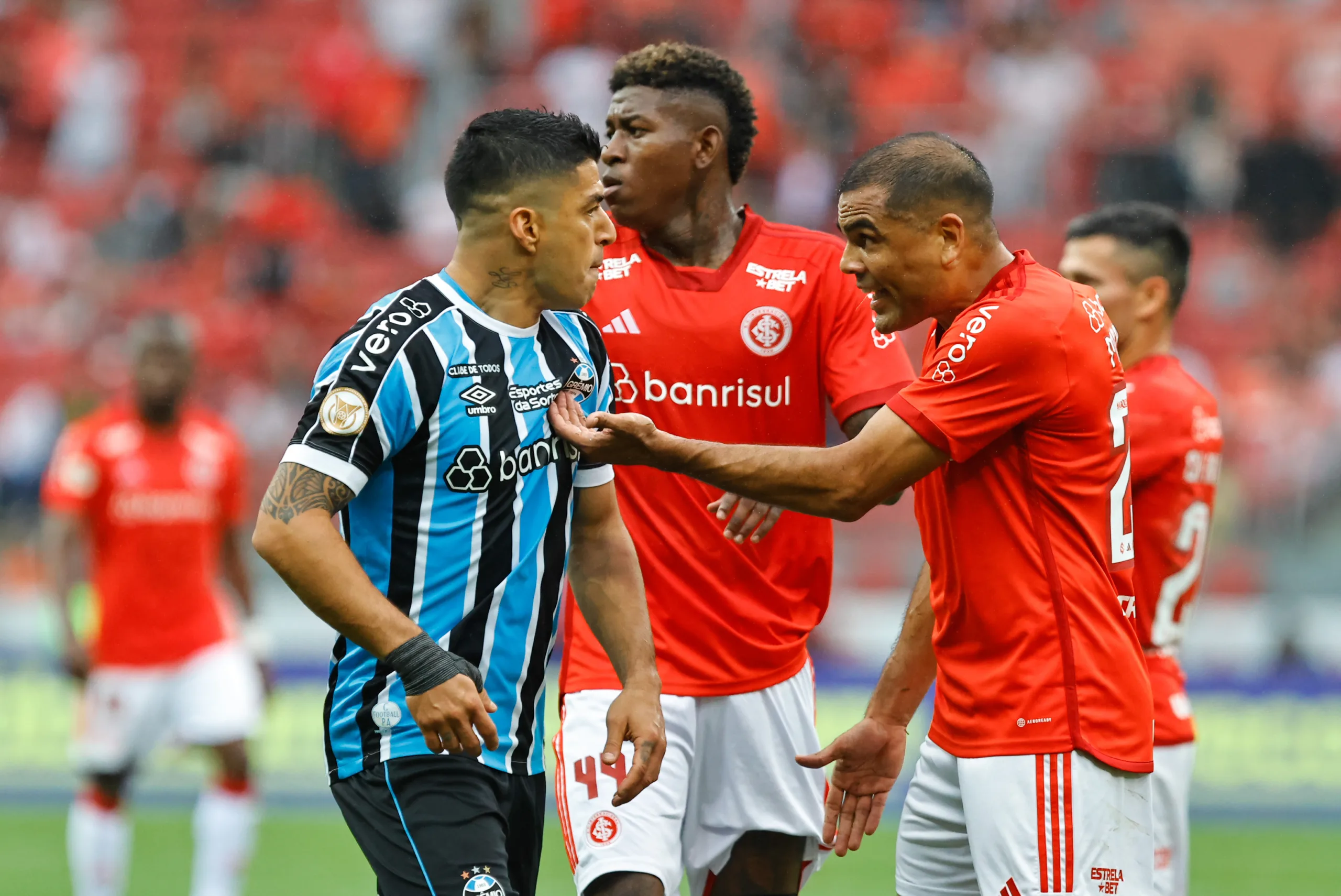 Inter dá sequência às provocações ao Grêmio e ironiza Suárez após Gre-Nal: "Marca de dente" Suárez pelo Grêmio contra o Inter no Gre-Nal
