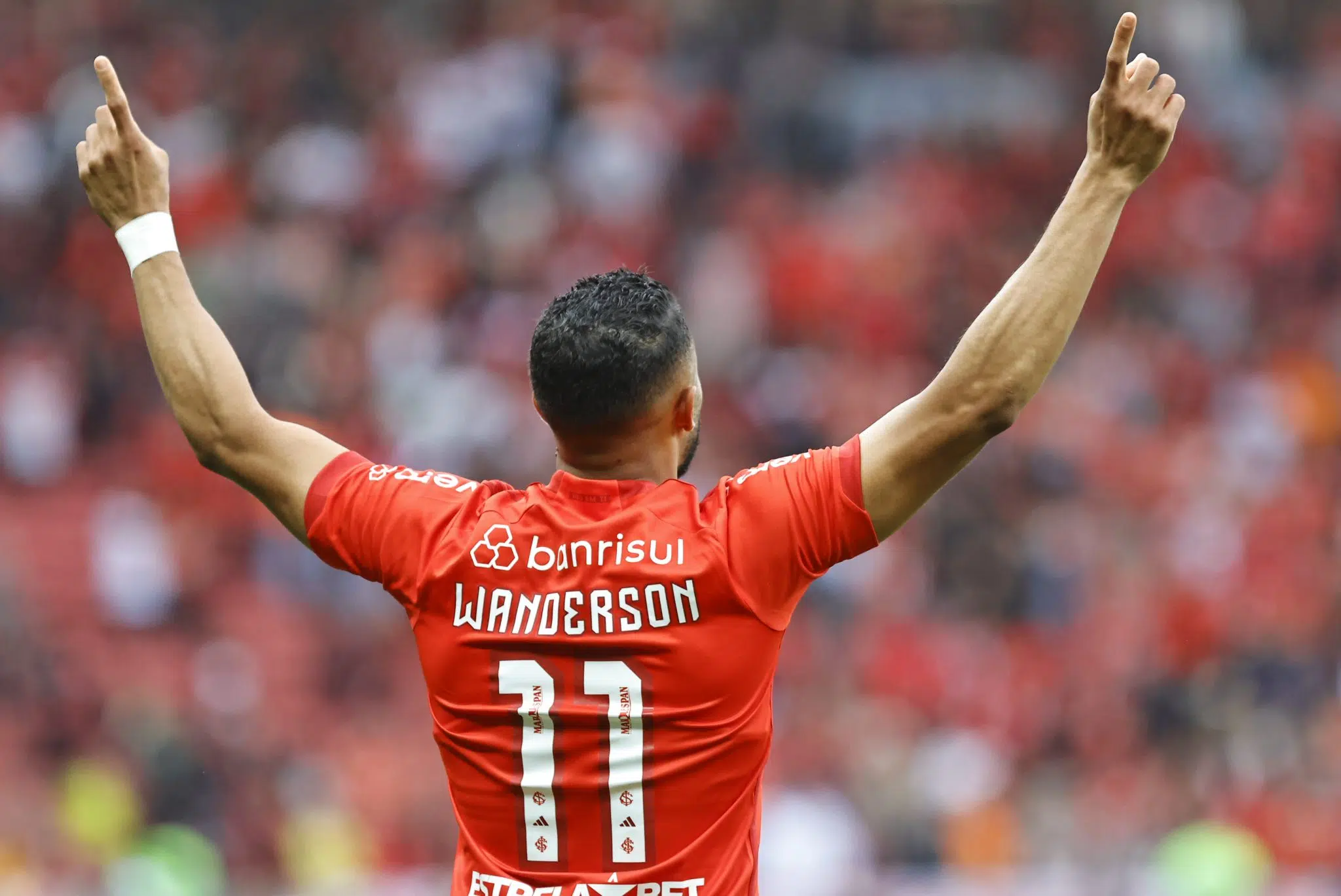 Wanderson, jogador do Internacional, comemora após marcar seu gol durante partida contra o Grêmio, válida pela 26ª rodada do Brasileirão série A 2023. 