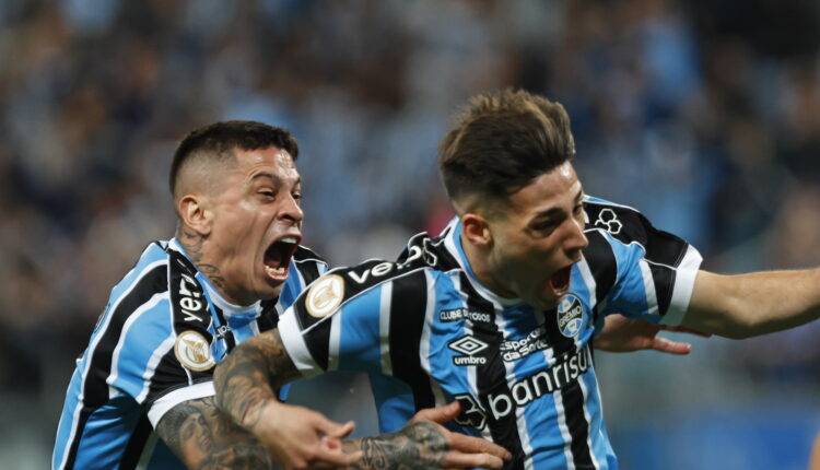 Besozzi (22), jogador do Grêmio, comemora após marcar seu gol durante partida contra o Athletico, FOTO: Roberto Vinícius/AGAFOTO