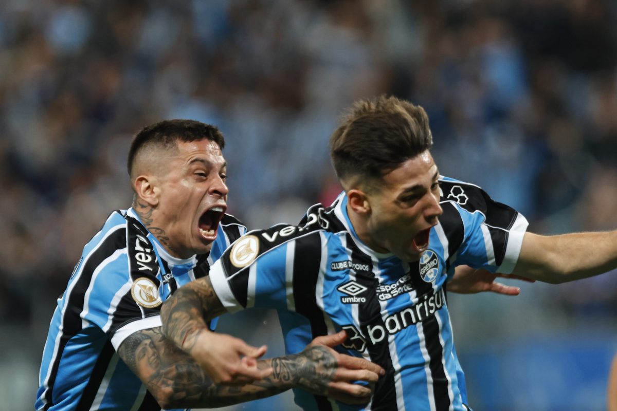 Besozzi (22), jogador do Grêmio, comemora após marcar seu gol durante partida contra o Athletico, FOTO: Roberto Vinícius/AGAFOTO