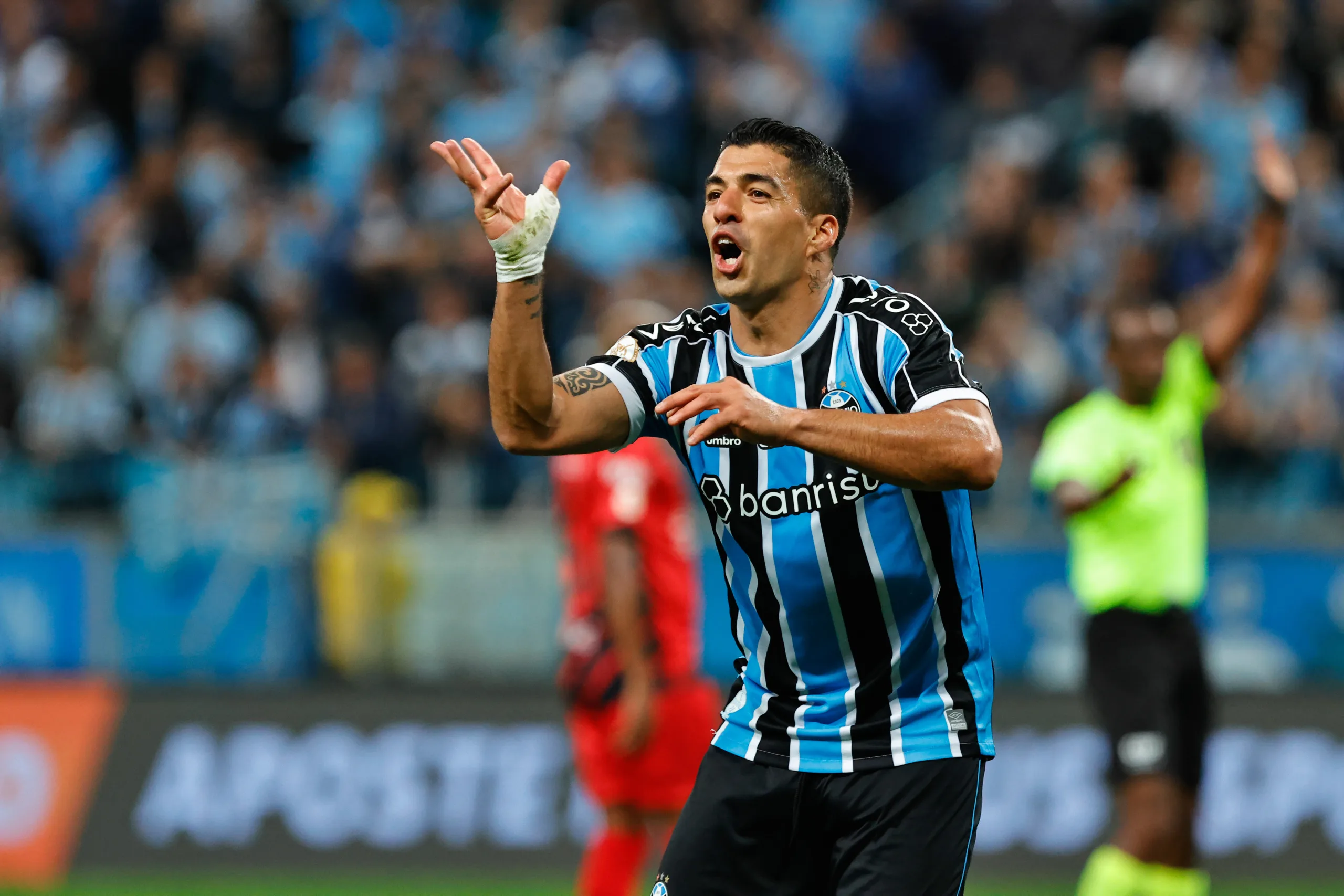 Salário atual de Suárez é menor do que na época do Grêmio; números são revelados Suárez na época do Grêmio