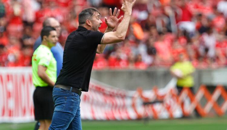 RS - ESPORTES/FUTEBOL - Eduardo Coudet, técnico do Internacional, durante partida contra o Santos, válida pela 28ª rodada do Brasileirão série A 2023. FOTO: Roberto Vinícius/AGAFOTO