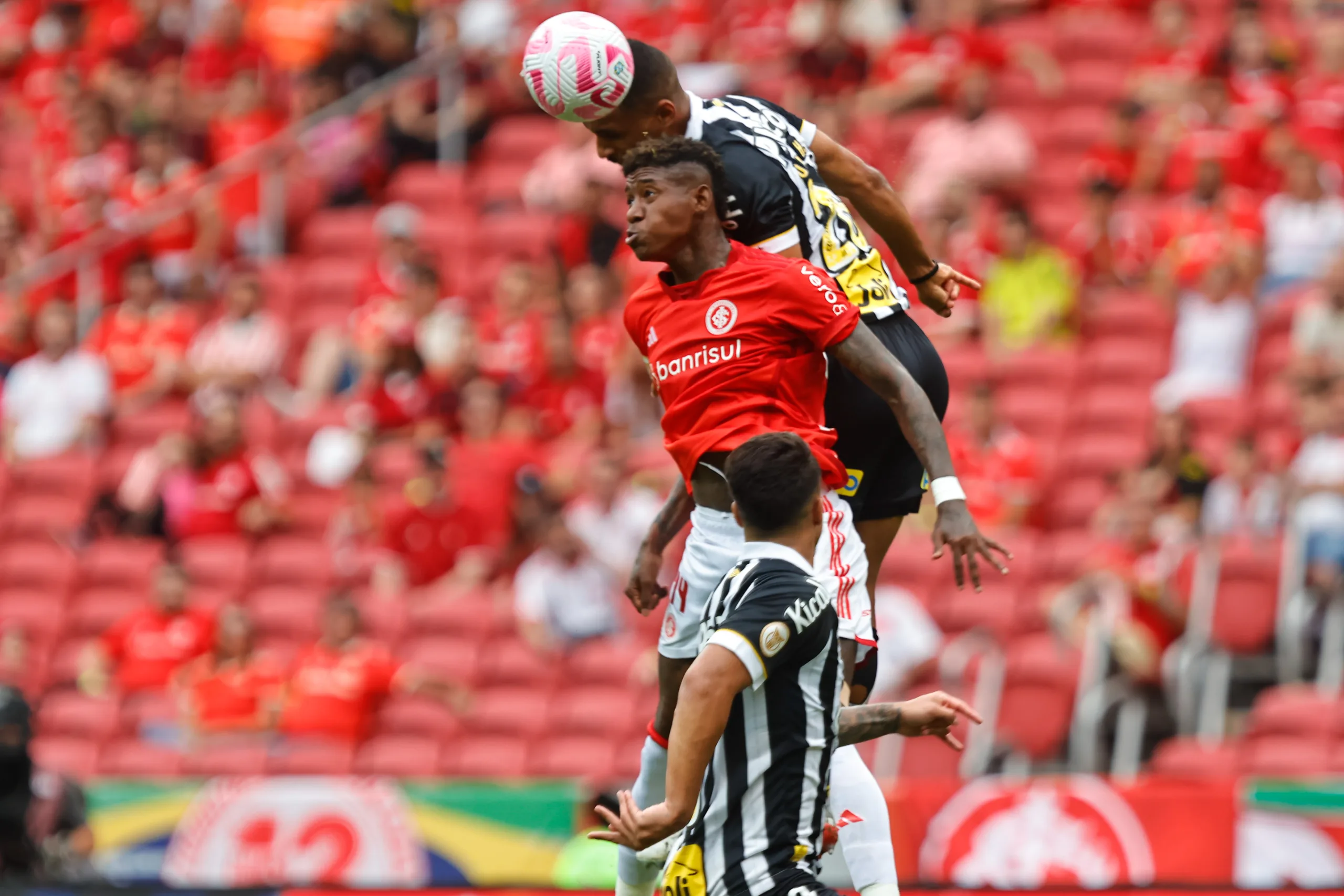 RS - ESPORTES/FUTEBOL - Lance para disputa de bola durante partida entre Internacional x Santos, válida pela 28ª rodada do Brasileirão série A 2023. 