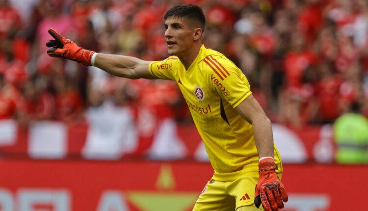 RS - ESPORTES/FUTEBOL - Sergio Rouchet, goleiro do Internacional, durante partida contra o Santos, válida pela 28ª rodada do Brasileirão série A 2023. FOTO: Roberto Vinícius/AGAFOTO