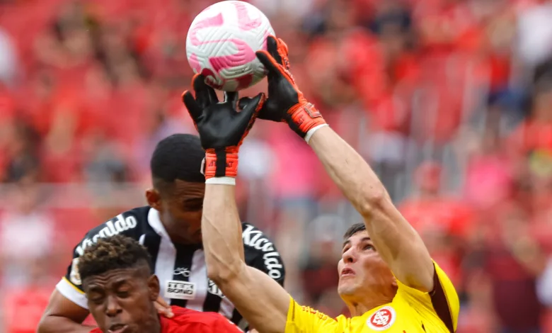 Internacional projeta retorno de Rochet contra o Vitória; Menke de saída RS - ESPORTES/FUTEBOL - Sergio Rochet, goleiro do Internacional, durante partida contra o Santos, válida pela 28ª rodada do Brasileirão série A 2023. FOTO: Roberto Vinícius/AGAFOTO