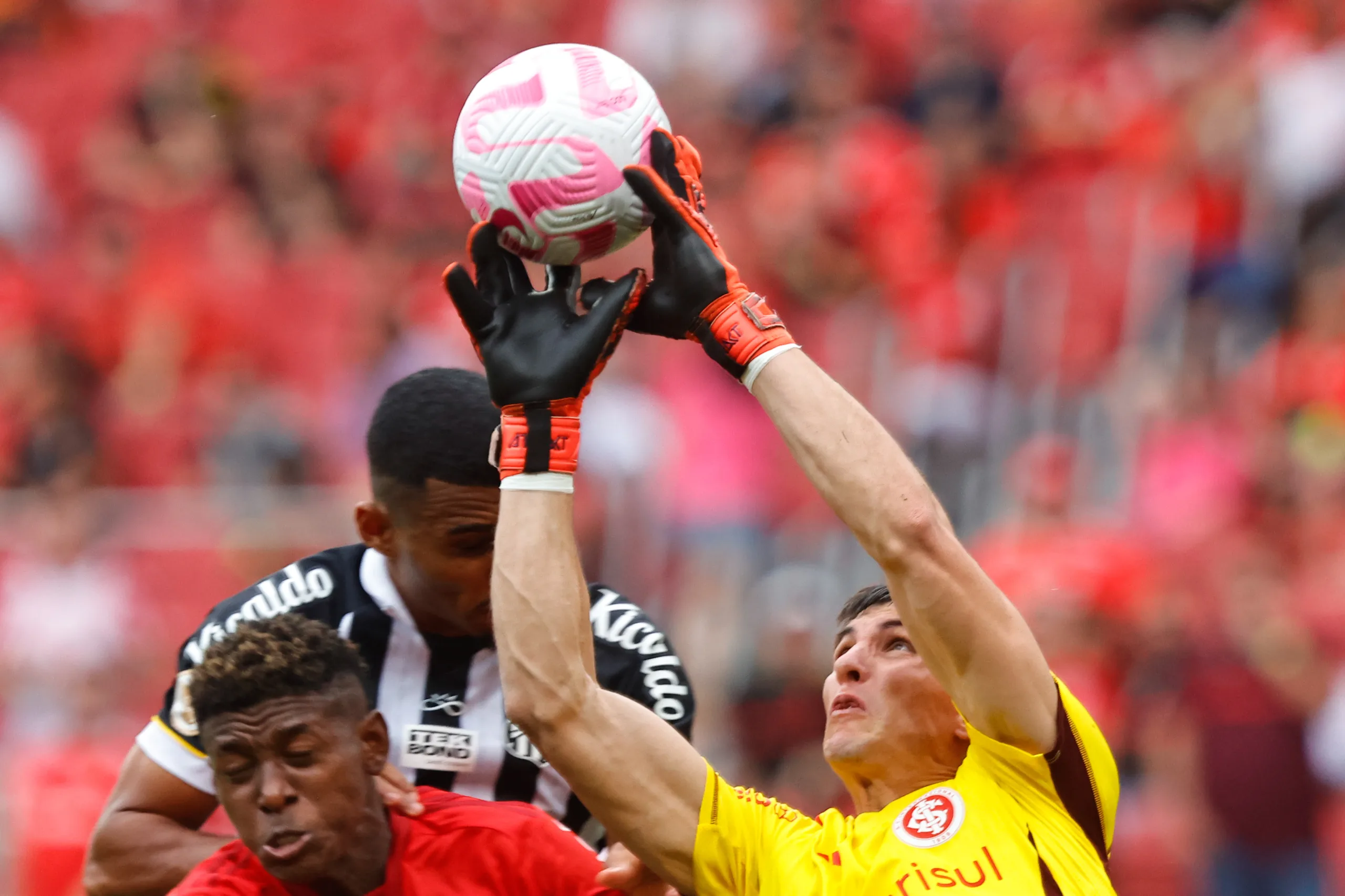RS - ESPORTES/FUTEBOL - Sergio Rochet, goleiro do Internacional, durante partida contra o Santos, válida pela 28ª rodada do Brasileirão série A 2023. FOTO: Roberto Vinícius/AGAFOTO