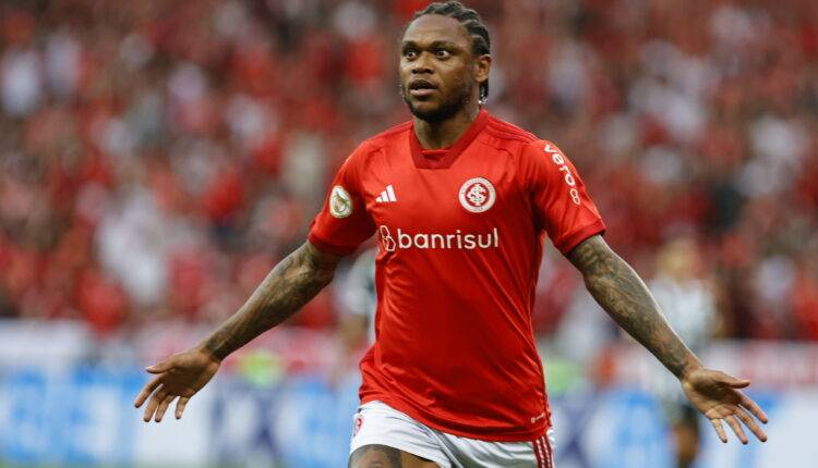 RS - ESPORTES/FUTEBOL - Luiz Adriano, jogador do Internacional, comemora após marcar seu gol durante partida contra o Santos, válida pela 28ª rodada do Brasileirão série A 2023. FOTO: Roberto Vinícius/AGAFOTO