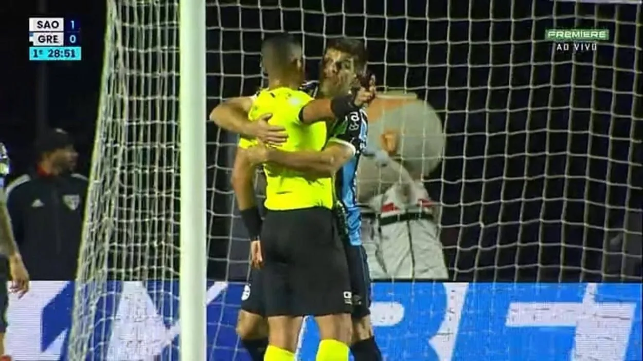 Kannemann alega ter sofrido falta no gol do São Paulo e dá "abraço" no juiz antes de levar amarelo Kannemann