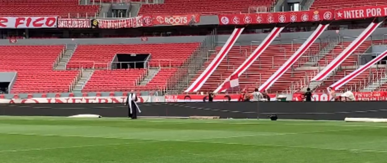 Com a graça de Deus! Padre colorado abençoa o Beira-Rio antes de Inter x  Fluminense, internacional