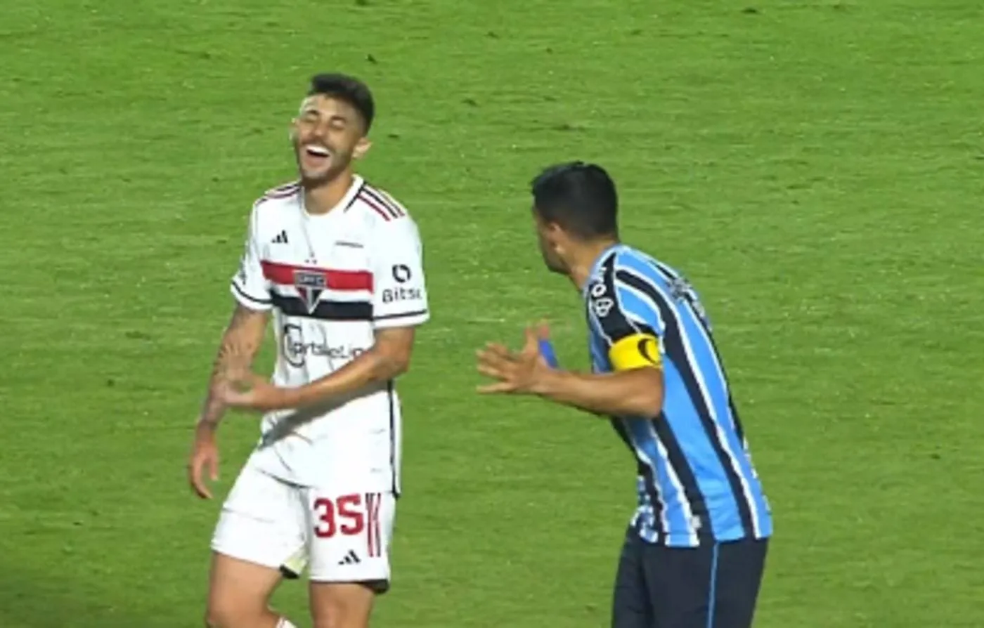 Vídeo - jogador do São Paulo não se controla e cai na risada por reclamação de Suárez São Paulo