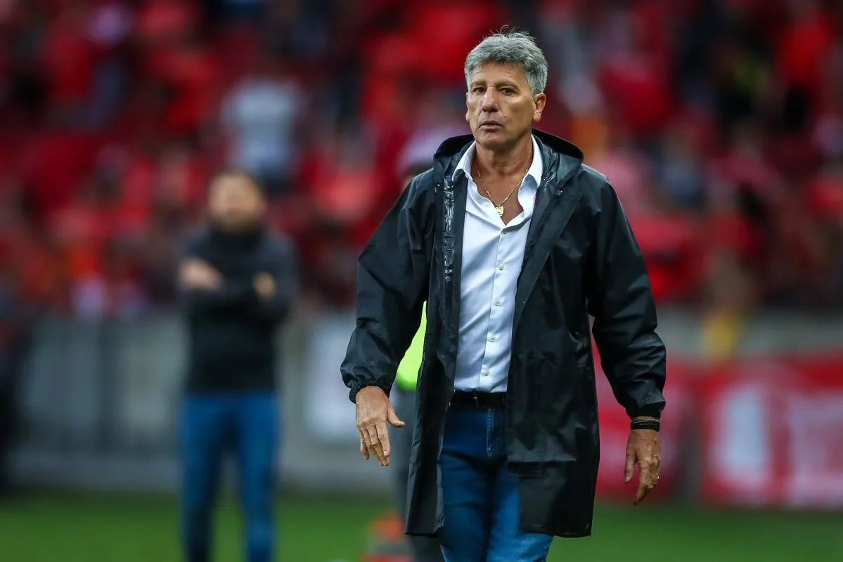 Na ausência de Renato, Alexandre Mendes explica derrota do Grêmio no Gre-Nal: "Erros técnicos" Renato pelo Grêmio
