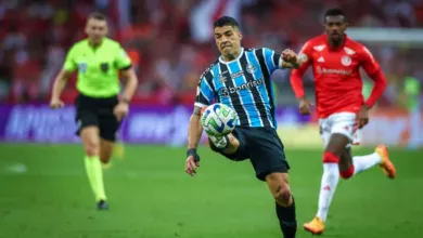 Suárez pelo Grêmio no Gre-Nal