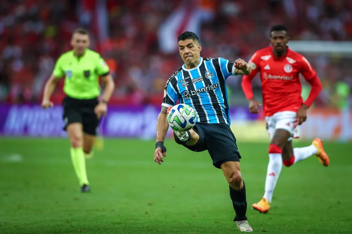 Suárez volta aos treinos do Grêmio e ainda não tem parceiro de ataque definido para quarta Suárez pelo Grêmio no Gre-Nal