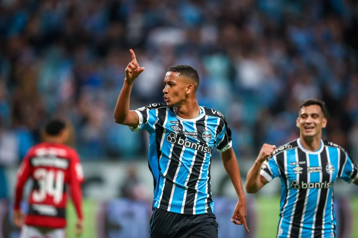 Vídeo por outro ângulo mostra André Henrique deixando Gerson "na saudade" em gol do Grêmio André Henrique pelo Grêmio poderia substituir Diego Costa