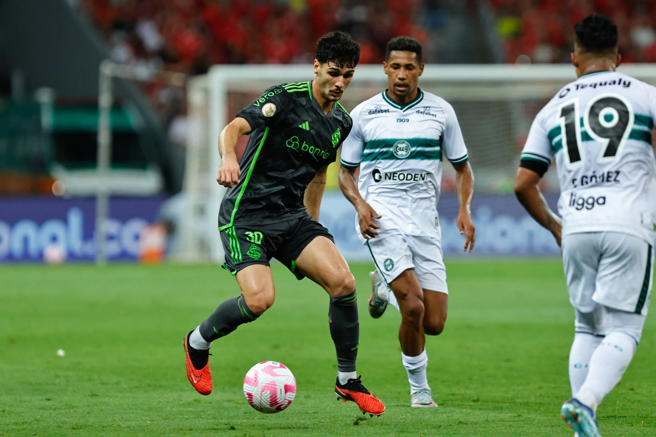 RS - ESPORTES/FUTEBOL - Johnny Cardoso (30), jogador do Internacional durante partida contra o Coritiba, válida pela 30ª rodada do Brasileirão série A 2023. 