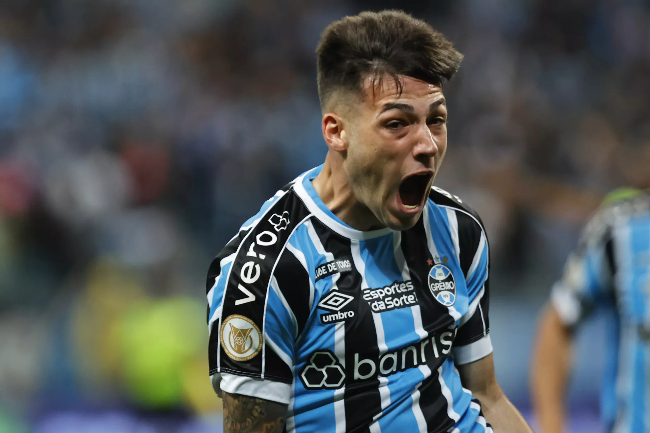 Lembra dele? Ex-Grêmio, Besozzi perde a cabeça e dá "tiro de meta" em adversário; veja Grêmio