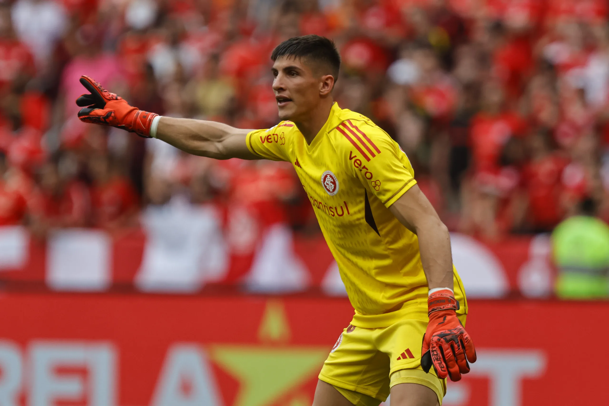 RS - ESPORTES/FUTEBOL - Sergio Rouchet, goleiro do Internacional, durante partida contra o Santos, válida pela 28ª rodada do Brasileirão série A 2023. FOTO: Roberto Vinícius/AGAFOTO