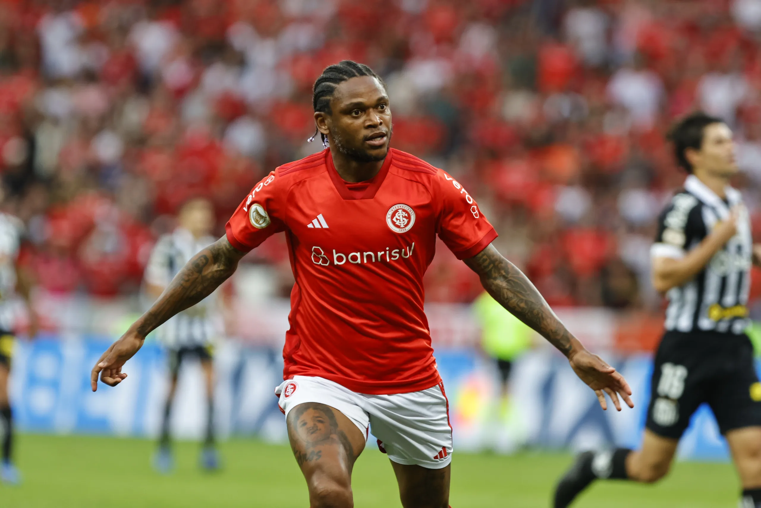 Inter libera Luiz Adriano