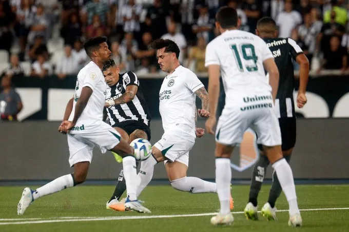 Botafogo tropeça mais uma vez no Brasileirão e deixa de abrir maior distância para o Grêmio Botafogo ainda enfrenta o Grêmio em casa