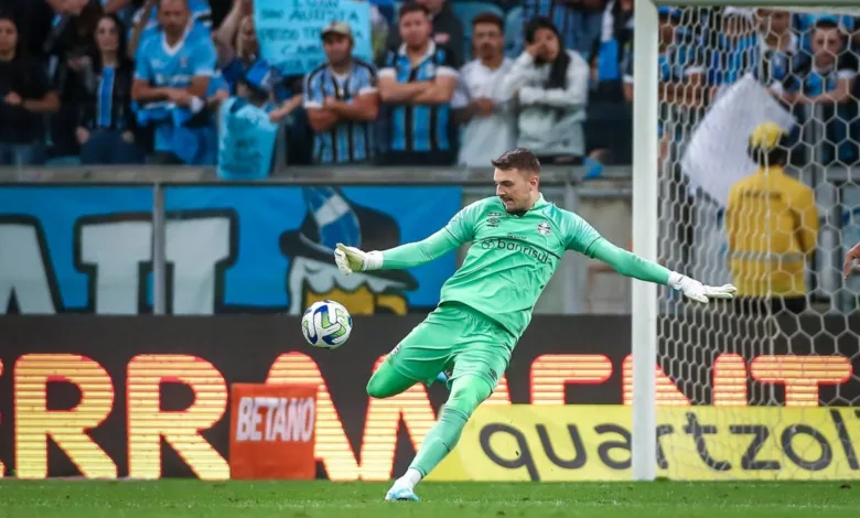 Com três nomes na lista de saídas, Grêmio ainda aguarda a situação de Grando Grêmio de Renato venceu com destaque de Gabriel Grando