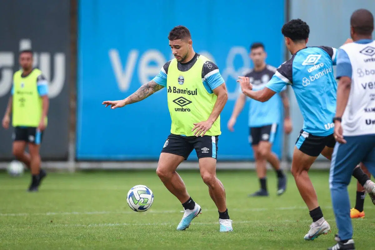 Lateral do Grêmio revela sonho de repetir feito de Geromel: "Sempre falei para ele" João Pedro Grêmio