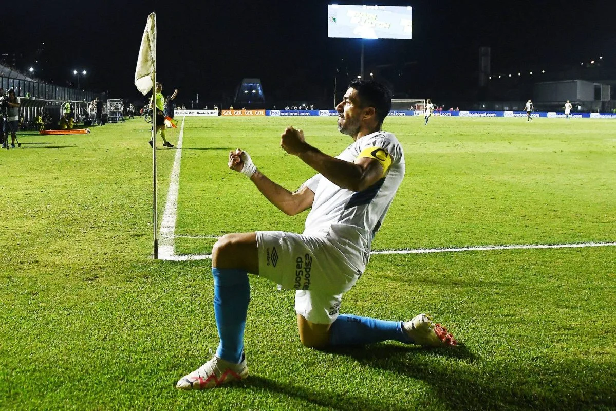 Ex-capitão gremista faz apelo para Suárez após hat-trick: "Jogar Libertadores pelo Grêmio é inexplicável" Suárez