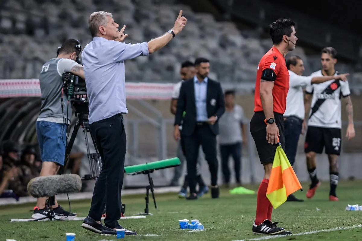 Autuori surpreende e cita Adriano Gabiru no Inter em coletiva de imprensa: "Era execrado" Autuori trabalhou no Inter