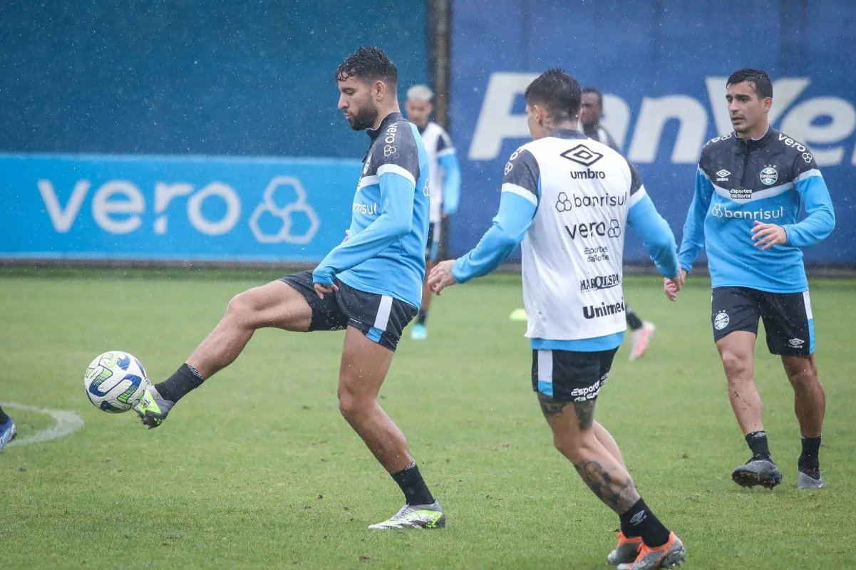 Pepê volta a treinar, amplia opções de Renato e Grêmio pode mudar esquema novamente Grêmio