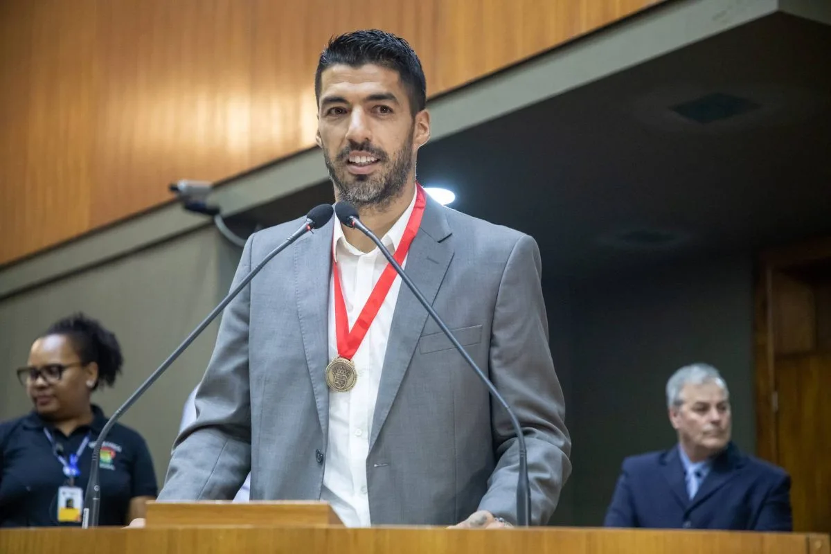 Suárez se manifesta nas redes sociais após receber homenagem: "Uma honra ser mais um gaúcho" Suárez