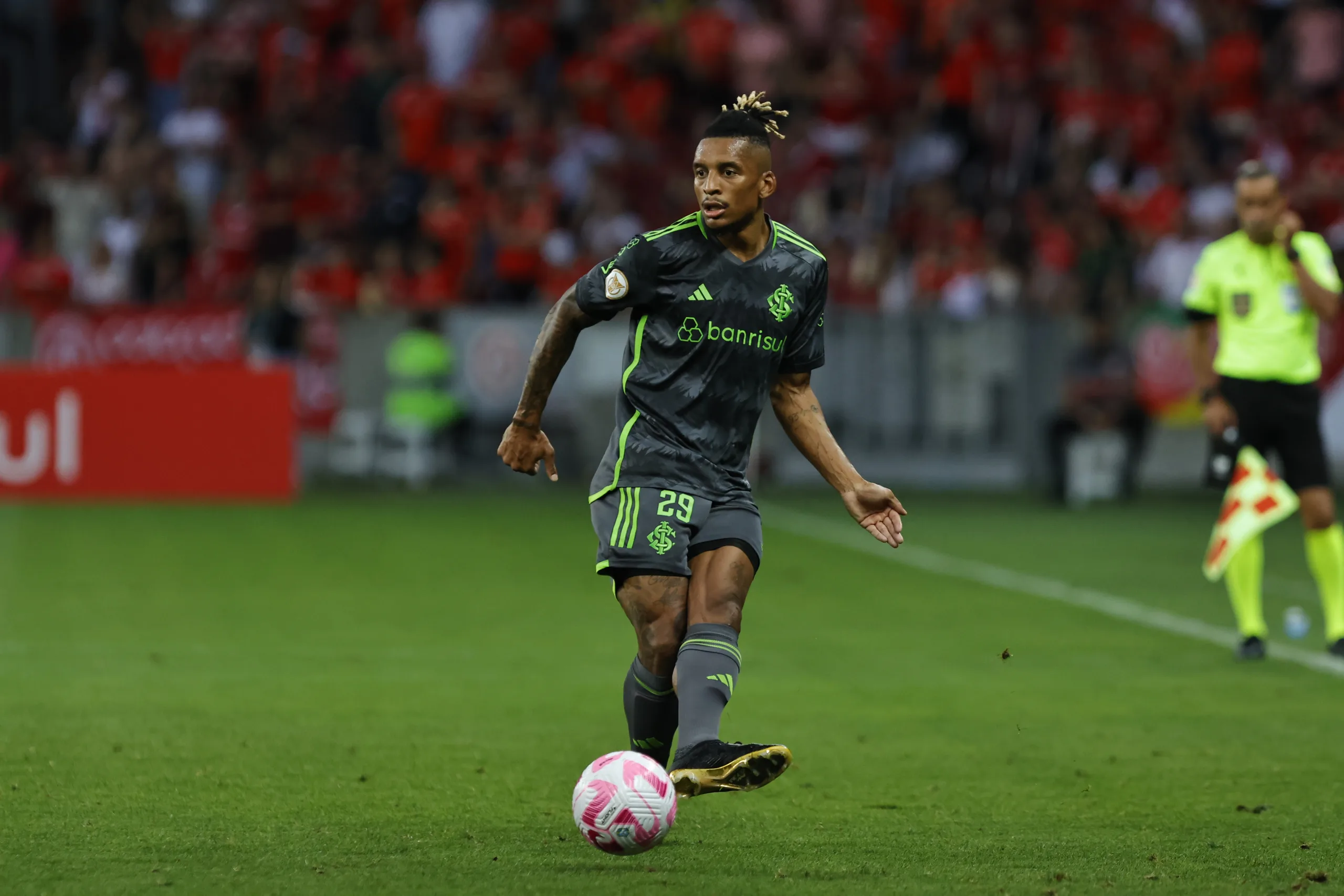 Dalbert admite ter cometido erros, mas diz estar "maduro" e nega sentir pressão de jogar no Inter Dalbert pelo Inter