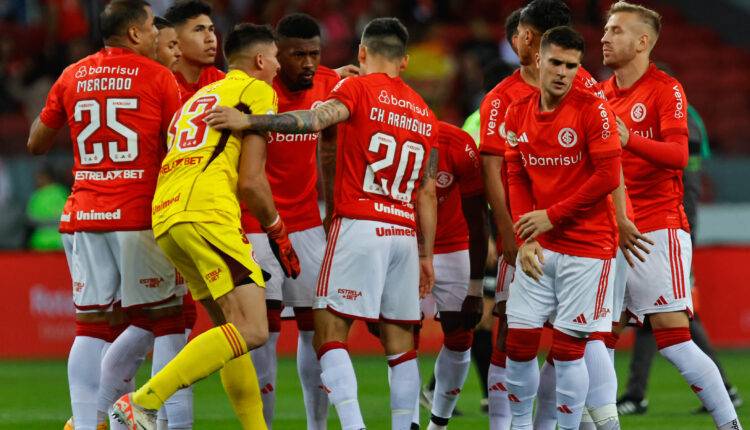 RS - ESPORTES/FUTEBOL - Jogadores do Inter antes do inicio da partida contra o América-MG, válida pela 31ª rodada do Brasileirão série A 2023.