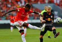 Vitão (44), jogador do Internacional, durante partida contra o Bragantino, válida pela 35ª rodada do Brasileirão série A 2023. FOTO: Roberto Vinícius/AGAFOTO