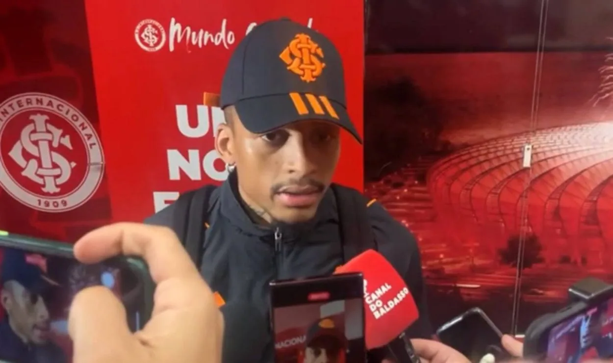 Dalbert se desculpa, justifica atitude após substituição e diz ter vontade de ficar no Inter Dalbert viveu polêmica no Inter
