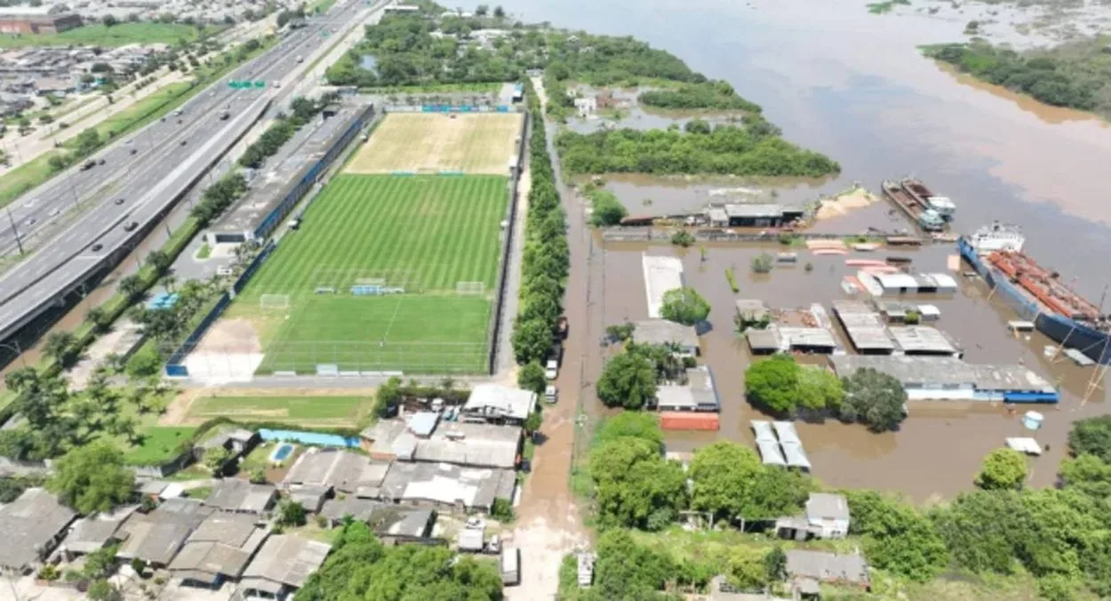 Grêmio distribui alimentos em frente ao CT e ajuda famílias que foram atingidas pela enchente Grêmio