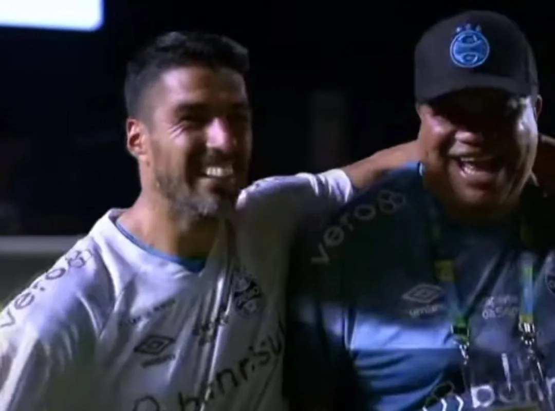Vídeo do último jogo mostra Suárez sorridente e dando abraço em funcionário do Grêmio Suárez