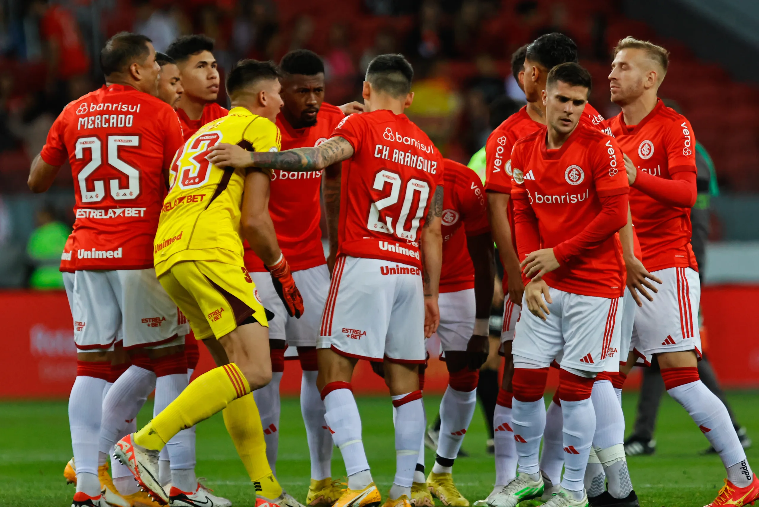 RS - ESPORTES/FUTEBOL - Jogadores do Inter antes do inicio da partida contra o América-MG, válida pela 31ª rodada do Brasileirão série A 2023.