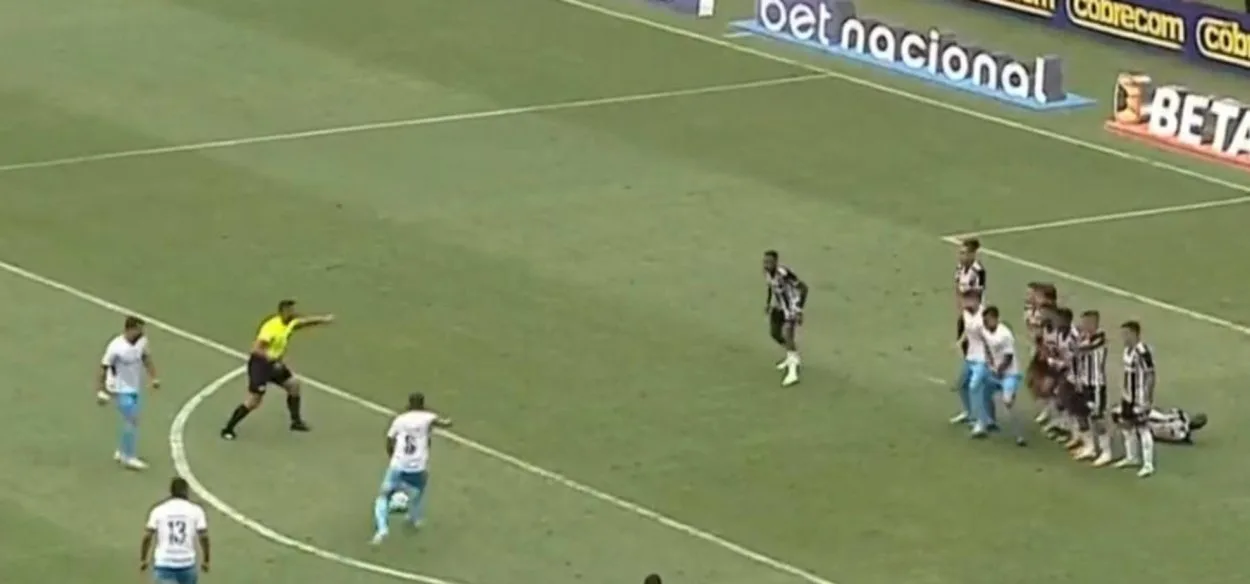 "Tem que ir para Miami mesmo": jornalista deixa transmissão após Reinaldo bater falta que seria de Suárez Suárez