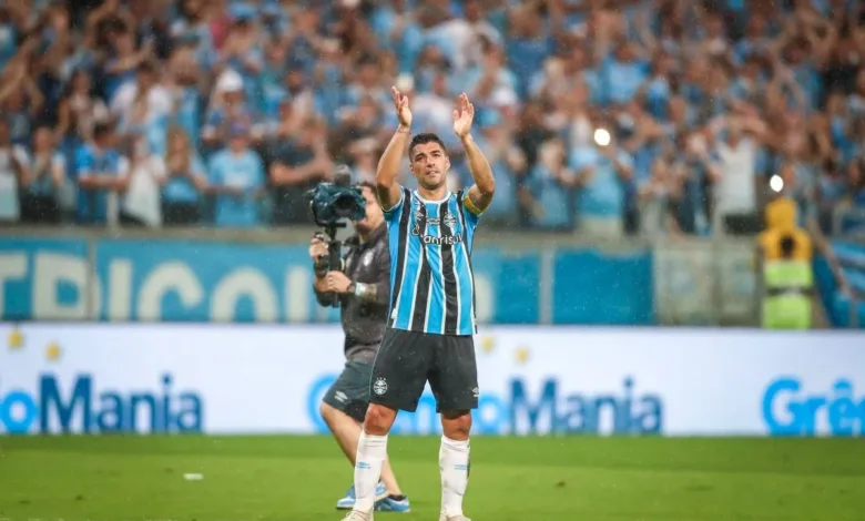 Você lembra? Novo titular do Grêmio viveu polêmica inusitada com Suárez na Arena Suárez pelo Grêmio