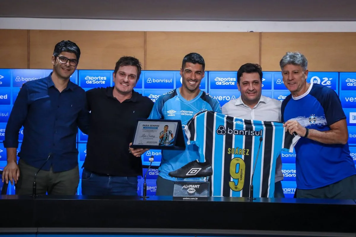 Em plano que beneficiaria outros jogadores, Grêmio pensou em ideia "fora da caixa" para manter Suárez Suárez veio antes de Diego Costa no Grêmio