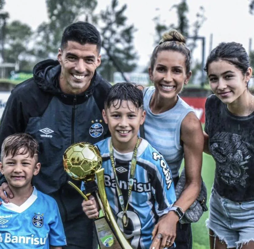 Suárez e esposa deixam recados nas redes sociais horas antes da despedida na Arena do Grêmio Suárez e esposa deixam recados nas redes sociais horas antes da despedida na Arena do Grêmio