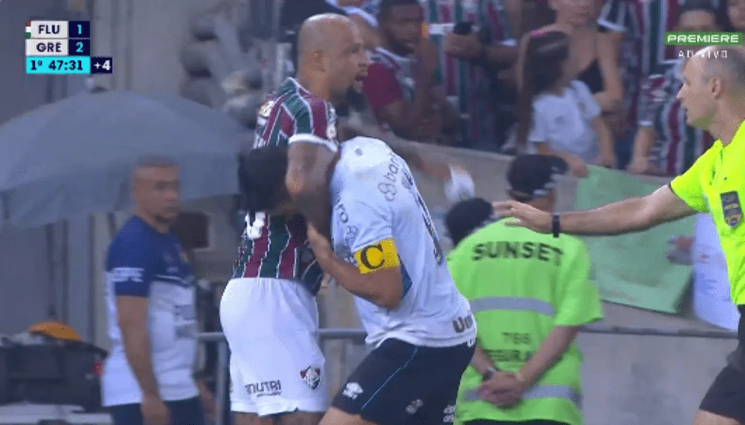 Felipe Melo se irrita em comemoração de gol do Grêmio e pega Suárez pelo pescoço; assista Felipe Melo