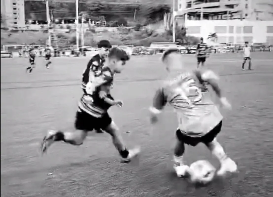 Vídeo - na mira do Grêmio, Soteldo bate bola com a criançada e chama a atenção com dribles Soteldo pelo Grêmio