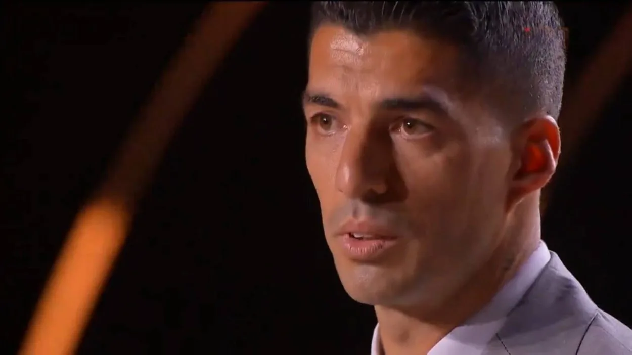 Suárez embarga a voz e segura o choro no discurso após vencer a Bola de Ouro do Brasileirão Suárez
